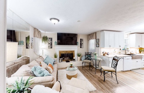 Swannanoa House | Charming Oasis w/Alfresco Dining, 3 Smart TVs, Gas Grill & Gym