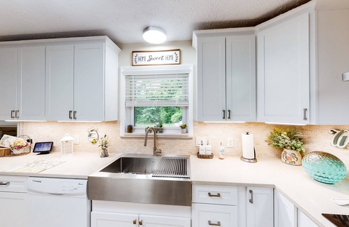 Swannanoa House | Charming Oasis w/Alfresco Dining, 3 Smart TVs, Gas Grill & Gym