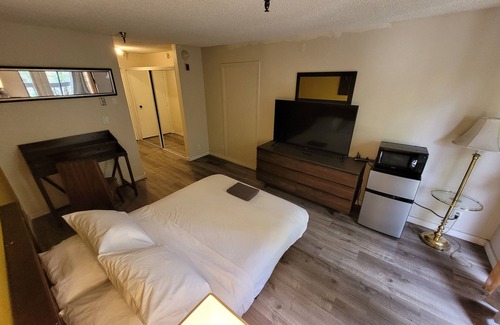 Pico - Robertson Apartment | Charming Queen Bed Unit in lovely Beverly Hills with WiFi, AC