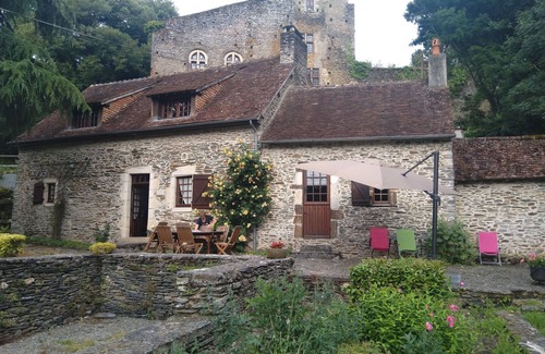 Rouez Cottage | Charming Riverside Cottage with Fishing & Wifi, Near Historic Sites