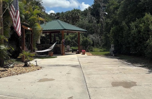 River Ranch RV Rental | Charming RV lot in River Ranch Rv Resort for a peaceful getaway