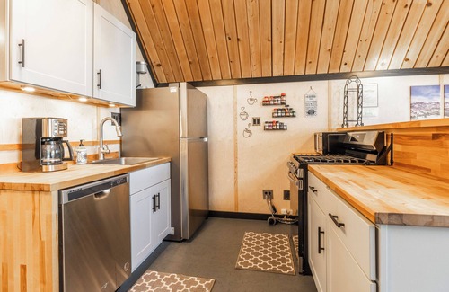 Mammoth Lakes Ski Chalet | Charming Ski in/Ski Out Steps to the Main Lodge - Chalet #18