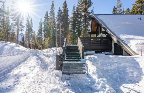 Mammoth Lakes Ski Chalet | Charming Ski in/Ski Out Steps to the Main Lodge - Chalet #18