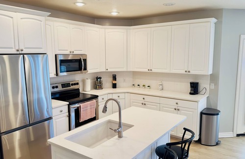 South Jordan House | Charming spacious 2-bed 2-bath guest suite in family friendly South Jordan