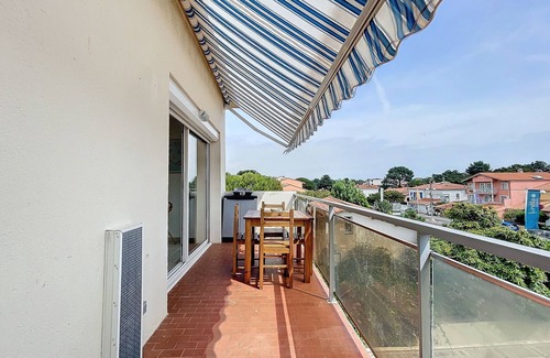 Argeles Plage Apartment | Charming Studio Cabin with Terrace and Parking, Steps from Beach and Shops!