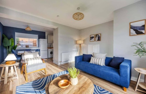 Dumbarton House | Charming Terrace House for Relaxing Retreat