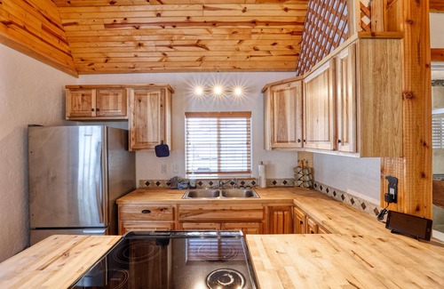 Saddlestring Cabin | Charming Tiny House Suite Retreat,loft & wildlife!