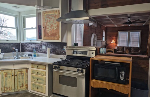 Junction House | Charming, unique 3-bedroom house in Junction with AC, WiFi, Pet Friendly