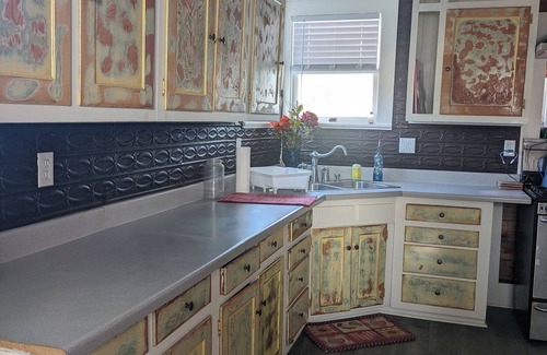 Junction House | Charming, unique 3-bedroom house in Junction with AC, WiFi, Pet Friendly