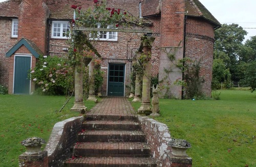 Chiddingly House | Charming Victorian Oast House, Nestled In Picturesque Countryside, Sleeps Max 12