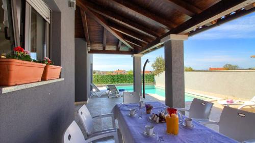Skatari Villa | Charming Villa Verde with private pool in Pula, extra POOL HEATING by WiiBuk
