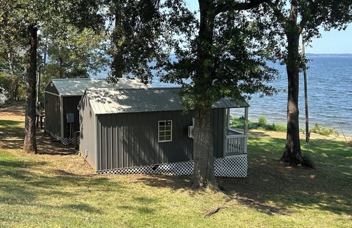 Negreet Cabin | Charming waterfront 1-bedroom cabin next to boat launch and swimming area!