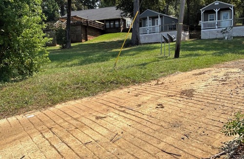 Negreet Cabin | Charming waterfront 1-bedroom cabin next to boat launch and swimming area!