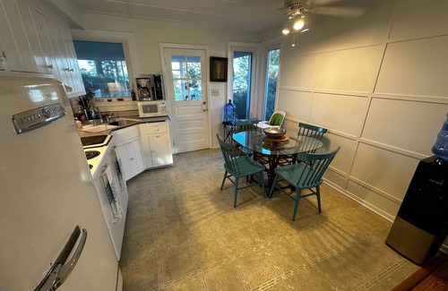 Dutton Cottage | Charming Waterfront 2-bedroom cottage with AC, WiFi and boat parking