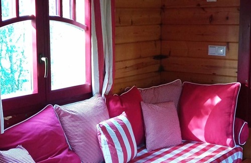 Chantenay-Villedieu Cottage | "Charming Wooden Caravan in Bucolic Farm Setting – Terrace, Ideal for Family Stays"