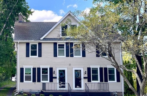 Yardley House | Charming Yardley Boro home! Steps to shops/restaurants, close to major transit