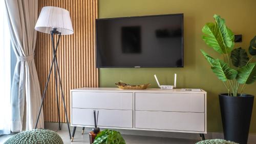 Roman Ridge Apartment | CharmSlot at Nova