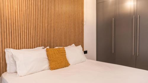 Roman Ridge Apartment | CharmSlot at Nova