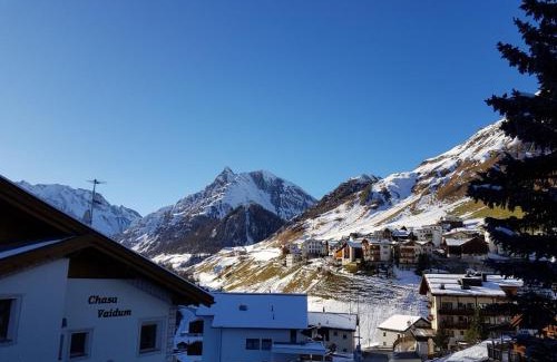 Ravaisch Apartment | Chasa Val Bella