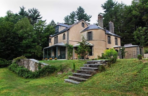 Milford House | Chateau at Grey Towers,1.5 hours from NYC, Pool, sleeps 8-10, Milford, Pa