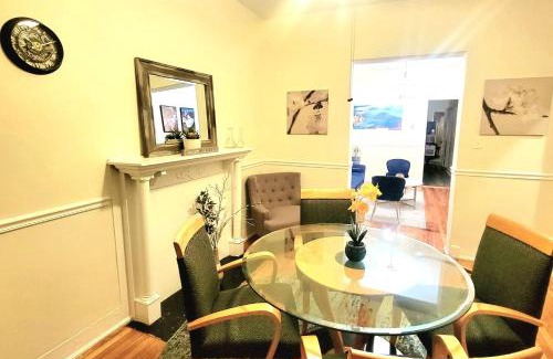 Woodlawn House | Chateau de Woodlawn - Room I - La Tour Eiffel