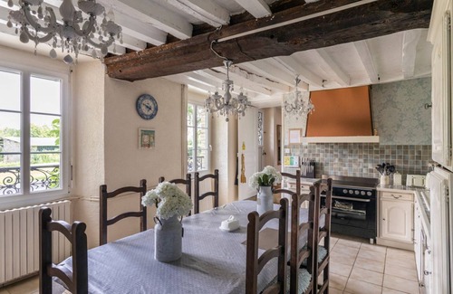 Vassy Villa | Chateau Pommiers - Four Bedroom Villa, Sleeps 8