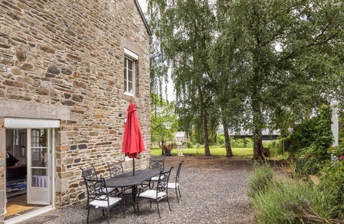 Vassy Villa | Chateau Pommiers - Four Bedroom Villa, Sleeps 8