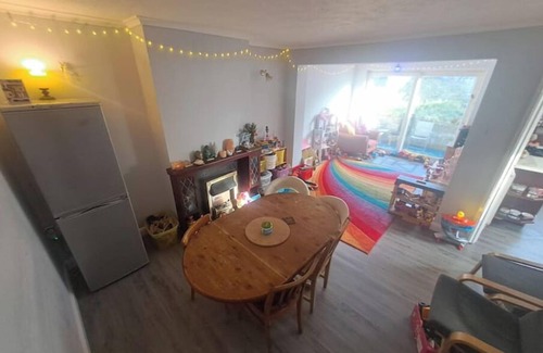 Southwick House | Cheap n' Cheerful Town House with view of Horses.