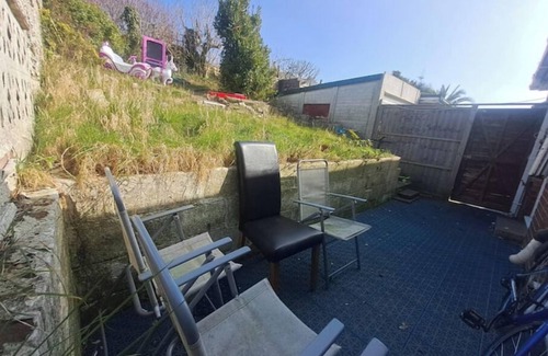 Southwick House | Cheap n' Cheerful Town House with view of Horses.