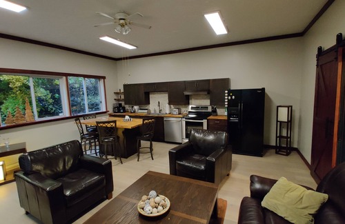 Black Creek House | Cheerful 2-bedroom bungalow with a view to a magical fairytale house