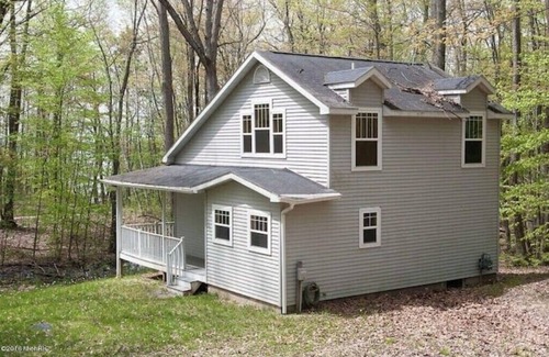 Evart Cottage | Cheerful 3-brd, 2 full bth cottage with DNR launch lake access on Chippewa Laken