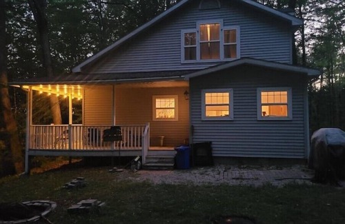 Evart Cottage | Cheerful 3-brd, 2 full bth cottage with DNR launch lake access on Chippewa Laken