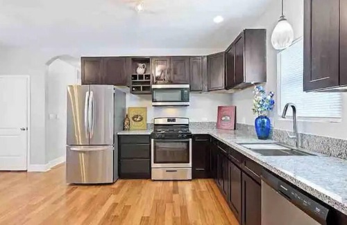 Washington Park House | Cheerful 4 bedroom smart home w/indoor fireplace