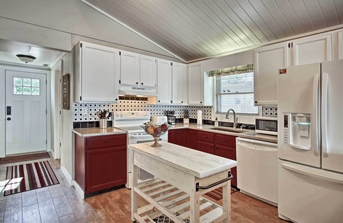 Fremont Cottage | Cheerful lakefront cottage with kayaks and fire pit