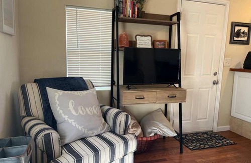 Montrose House | Cheerful pet-friendly bungalow right in town