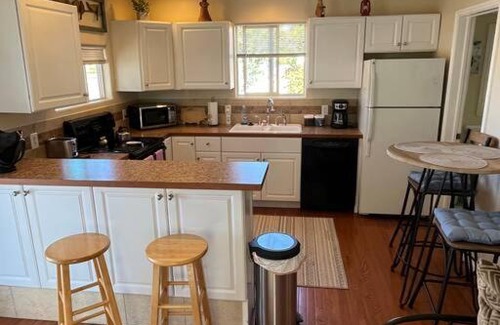 Montrose House | Cheerful pet-friendly bungalow right in town