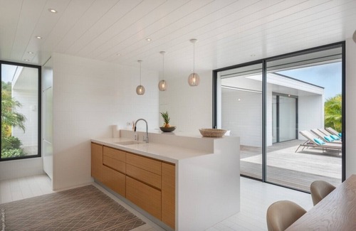 Gustavia Industrial Zone Villa | Chef included by Fantasia Villas: King Gustaf