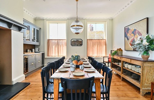 Rye House | Chequer - a holiday let that sleeps 14 guests in 7 bedrooms