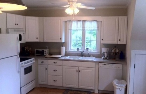 Moon Cottage | Chesapeake Bay Boating, Fishing, and Private Beach