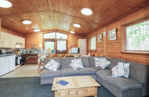 Rosliston Cottage | CHESTNUT LODGE, family friendly, with a garden in Rosliston