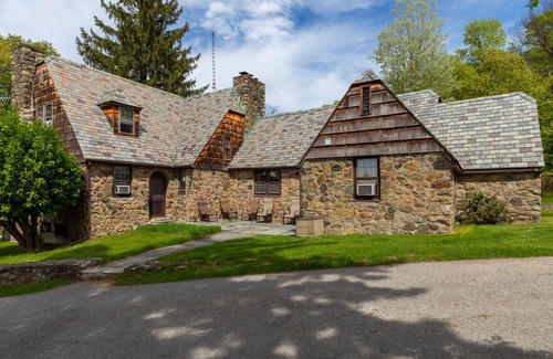 Fishkill House | Chestnut on Willow Lake