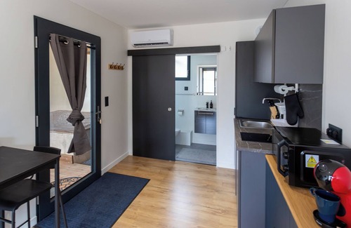 Bouray-sur-Juine Cottage | Chez LilYves Fully-equipped, cosy Tiny House in a quiet location close to forest and walks