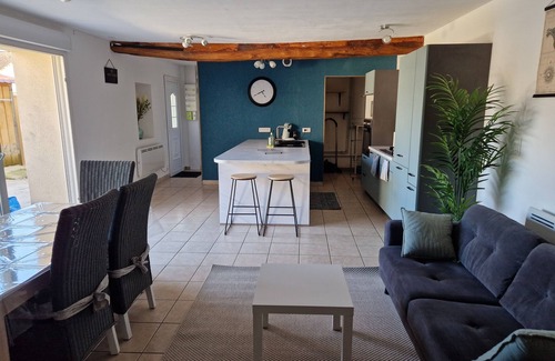 Gurgy House | Chez Madeleine, Maison Mitoyenne Avec Cour Fermée Dans Joli Village Bourguignon