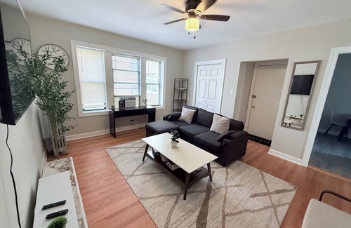 West Ridge Apartment | Chic 1 BD apt in West Rogers Park, Chicago-Near Loyola University