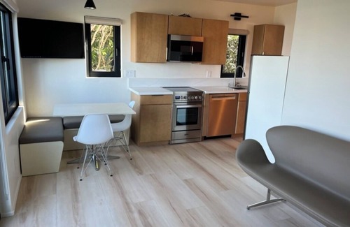 La Playa Apartment | Chic 1-bedroom corporate apartment with amazing view. Walk to beach. Fast wifi