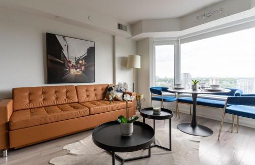 Bloor-Yorkville House | Chic 1BR plus Den Condo Near ROM and CN Tower