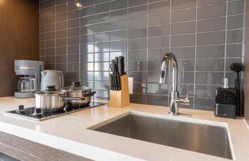 Bloor-Yorkville House | Chic 1BR plus Den Condo Near ROM and CN Tower