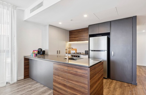 South Brisbane Apartment | Chic 2-Bed with Rooftop Pool Overlooking the City