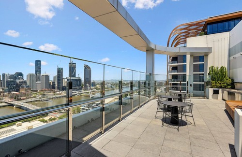 South Brisbane Apartment | Chic 2-Bed with Rooftop Pool Overlooking the City