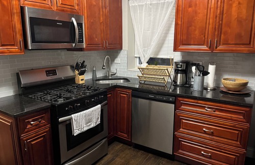 Washington Park Apartment | Chic 2-bedroom apartment in historic Chicago neighborhood with theater, Wifi